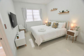 Modern 1 Bd Room 1 block from the Beach